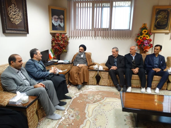 نماینده ولی فقیه در استان کردستان بر توسعه فعالیت های حوزه تعلیم و تربیت با مدنظر قرار دادن ارزش های اسلامی تاکید کرد.2