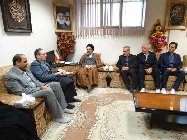 نماینده ولی فقیه در استان کردستان بر توسعه فعالیت های حوزه تعلیم و تربیت با مدنظر قرار دادن ارزش های اسلامی تاکید کرد.3