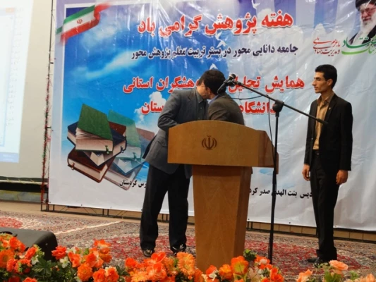 فرماندار سنندج کتاب خود را تقدیم دکتر مهرمحمدی نمود: