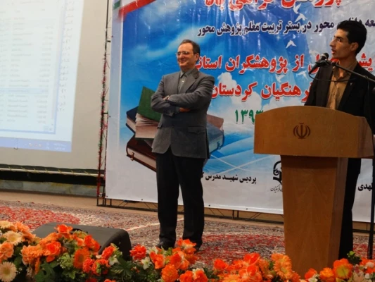 فرماندار سنندج کتاب خود را تقدیم دکتر مهرمحمدی نمود:
2