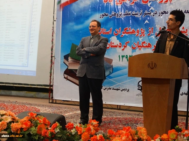 فرماندار سنندج کتاب خود را تقدیم دکتر مهرمحمدی نمود:
2