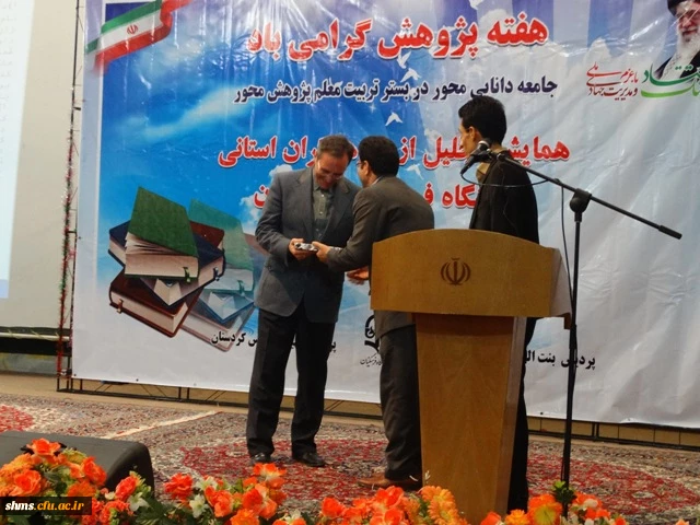 فرماندار سنندج کتاب خود را تقدیم دکتر مهرمحمدی نمود:
4