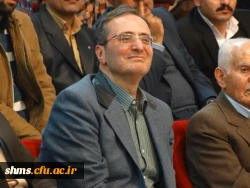 فرماندار سنندج کتاب خود را تقدیم دکتر مهرمحمدی نمود:
5