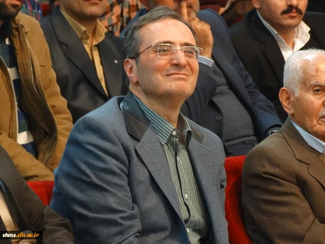 فرماندار سنندج کتاب خود را تقدیم دکتر مهرمحمدی نمود:
5