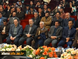 فرماندار سنندج کتاب خود را تقدیم دکتر مهرمحمدی نمود:
6