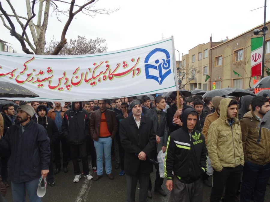 با یاد علامه شهید مدرس بزرگ مرد مبارز دوران مشروطه، پردیس شهید مدرس کردستان

22بهمن 93 کردستان تکرار حماسه 57و .../ باران رحمت بر دل فجرآفرینان باریدن گرفت 4