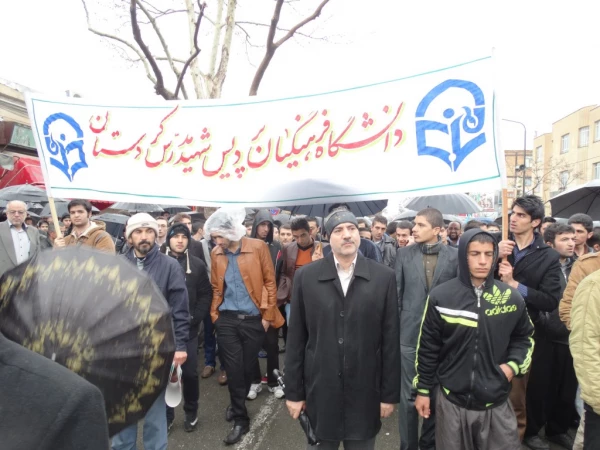 با یاد علامه شهید مدرس بزرگ مرد مبارز دوران مشروطه، پردیس شهید مدرس کردستان

22بهمن 93 کردستان تکرار حماسه 57و .../ باران رحمت بر دل فجرآفرینان باریدن گرفت 5