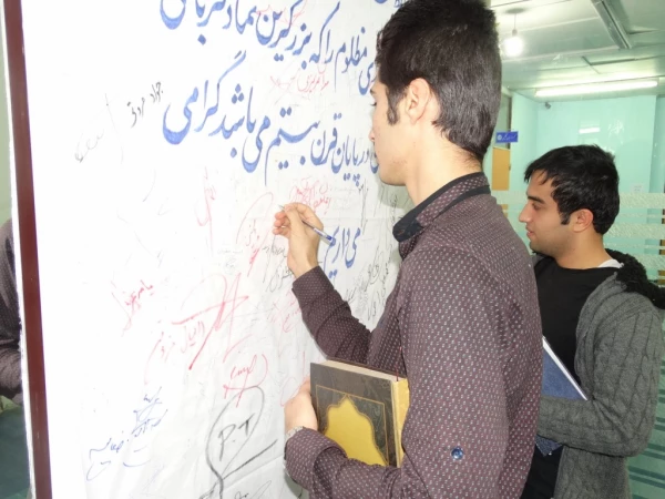 برپایی نمایشگاه عکس

یادواره شهدای شیمیایی حلبچه و مناطق کرد نشین ایران در کردستان 2