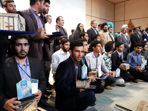 دانشجو معلم پیوسته کردستانی ادریس میرکی:
کسب مقام دوم حفظ در بیست و پنجمین جشنواره قرآن و عترت دانشجومعلمان دانشگاه فرهنگیان را به خود اختصاص داد. 6