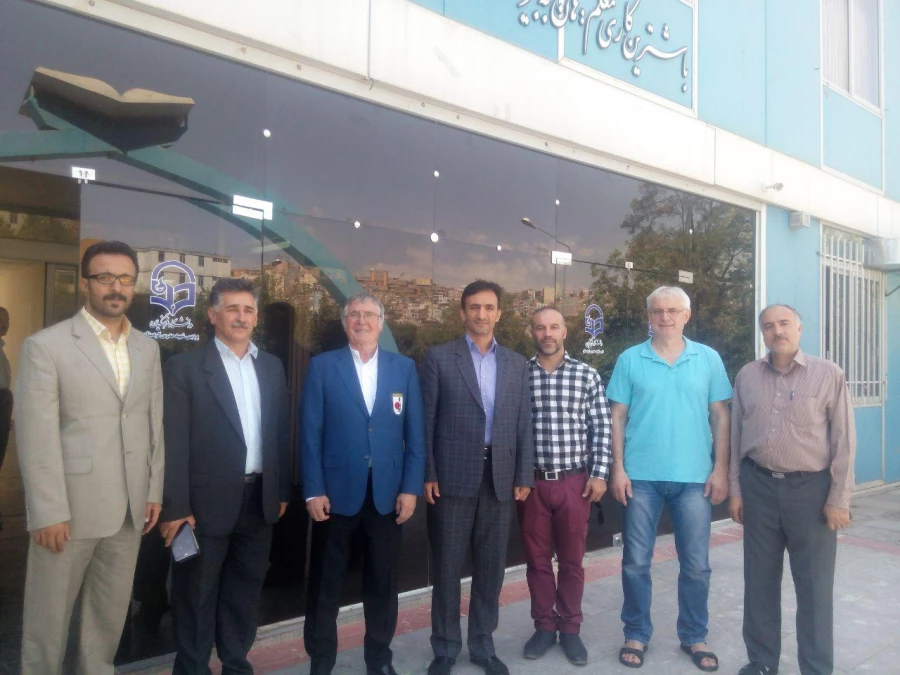 طی دیداری :
اهدا دان یک کاراته به استاندار کردستان  2