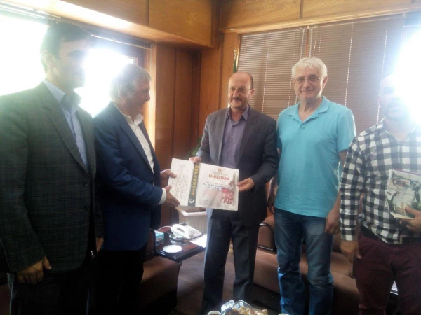 طی دیداری :
اهدا دان یک کاراته به استاندار کردستان  6