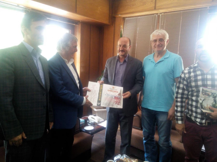 طی دیداری :
اهدا دان یک کاراته به استاندار کردستان  6