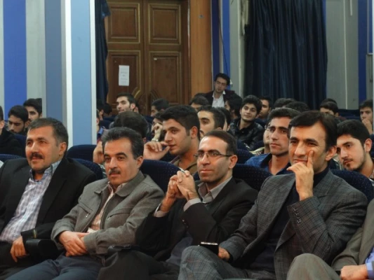 طی مناظره ی انتخاباتی 
کاندیداتورهای شورای صنفی رفاهی دانشجویی شهید مدرس از خود دفاع کردند. 9