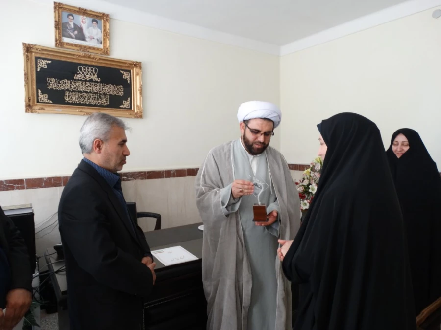 به دنبال برگزاری با کیفیت همایش تربیت سیاسی و اجتماعی کردستان

از سوی دبیر اجرایی همایش، از عوامل اجرایی همایش با اهدا لوح تجلیل  به عمل آمد. 4