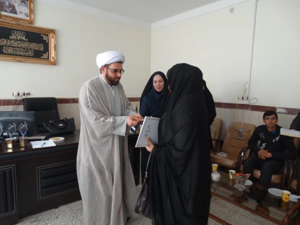 به دنبال برگزاری با کیفیت همایش تربیت سیاسی و اجتماعی کردستان

از سوی دبیر اجرایی همایش، از عوامل اجرایی همایش با اهدا لوح تجلیل  به عمل آمد. 6