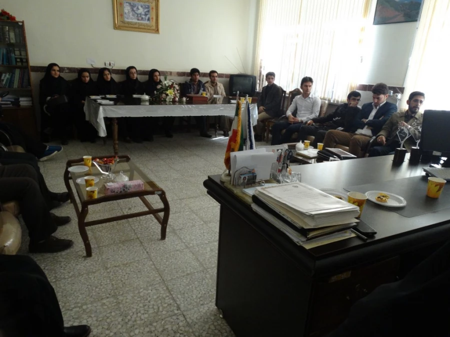 به دنبال برگزاری با کیفیت همایش تربیت سیاسی و اجتماعی کردستان

از سوی دبیر اجرایی همایش، از عوامل اجرایی همایش با اهدا لوح تجلیل  به عمل آمد. 8