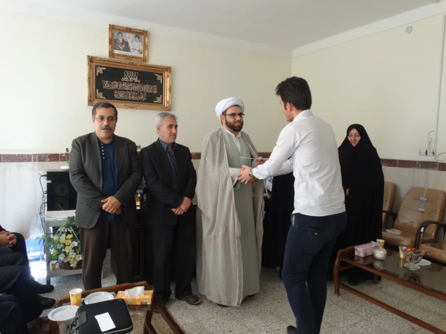 به دنبال برگزاری با کیفیت همایش تربیت سیاسی و اجتماعی کردستان

از سوی دبیر اجرایی همایش، از عوامل اجرایی همایش با اهدا لوح تجلیل  به عمل آمد. 13