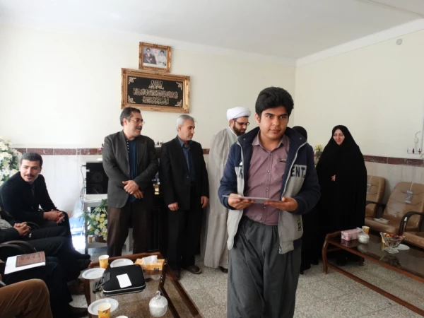 به دنبال برگزاری با کیفیت همایش تربیت سیاسی و اجتماعی کردستان

از سوی دبیر اجرایی همایش، از عوامل اجرایی همایش با اهدا لوح تجلیل  به عمل آمد. 14