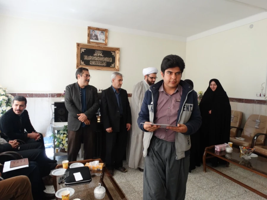 به دنبال برگزاری با کیفیت همایش تربیت سیاسی و اجتماعی کردستان

از سوی دبیر اجرایی همایش، از عوامل اجرایی همایش با اهدا لوح تجلیل  به عمل آمد. 14