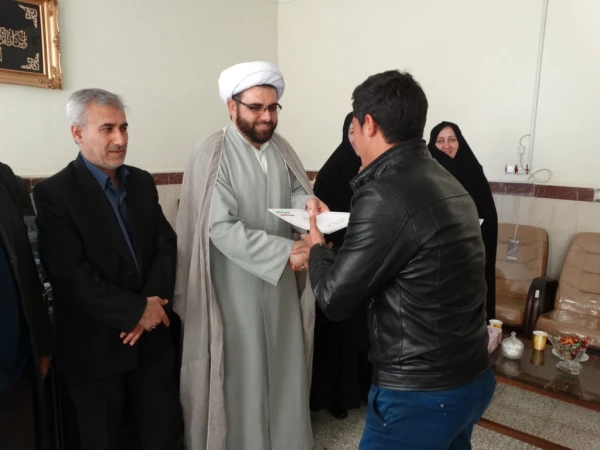 به دنبال برگزاری با کیفیت همایش تربیت سیاسی و اجتماعی کردستان

از سوی دبیر اجرایی همایش، از عوامل اجرایی همایش با اهدا لوح تجلیل  به عمل آمد. 15