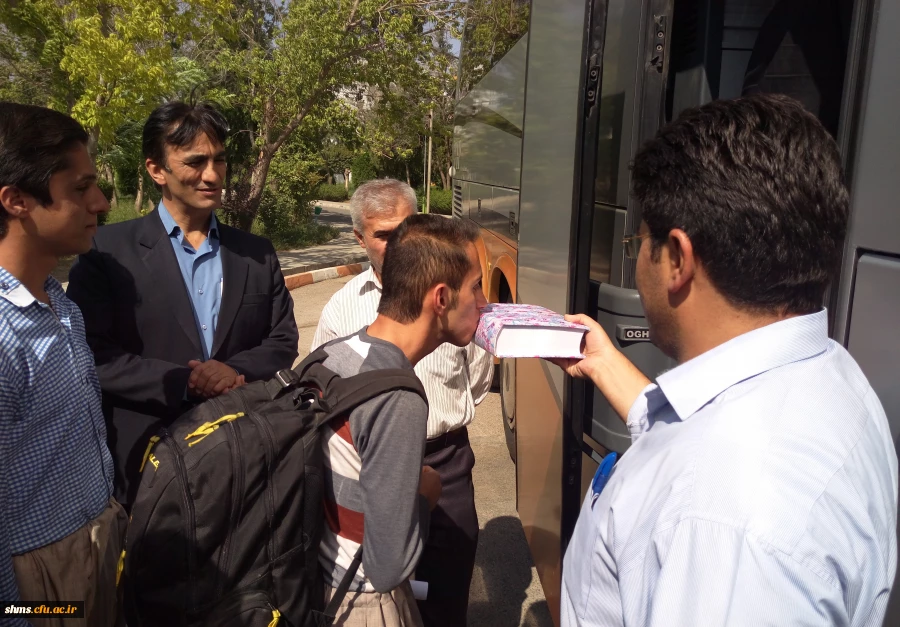 کاروان اعزامی را  با عبور از زیر قرآن و تمسک به توفیقات الهی راهی دیار ضامن آهو نمودند. 4