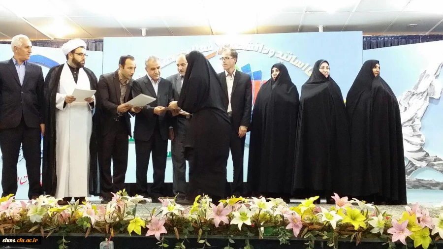 در سنندج، دیار  فرهنگ وهنر، صفا وصمیمیت و مجاهدتهای خاموش به وقوع پیوست:

اختتامیه سومین گردهمایی رویش اساتید و دانشجو معلمان دختر کشور 3