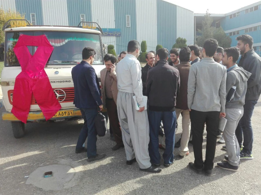 استقرار مینی‎بوس مشاوره ایدز در پردیس شهید مدرس سنندج 3