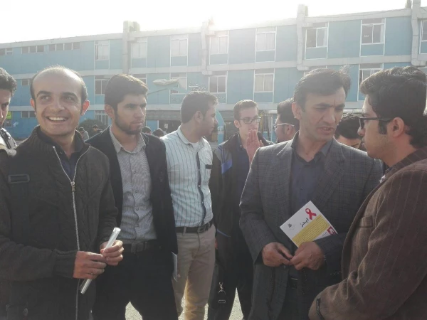 استقرار مینی‎بوس مشاوره ایدز در پردیس شهید مدرس سنندج 4