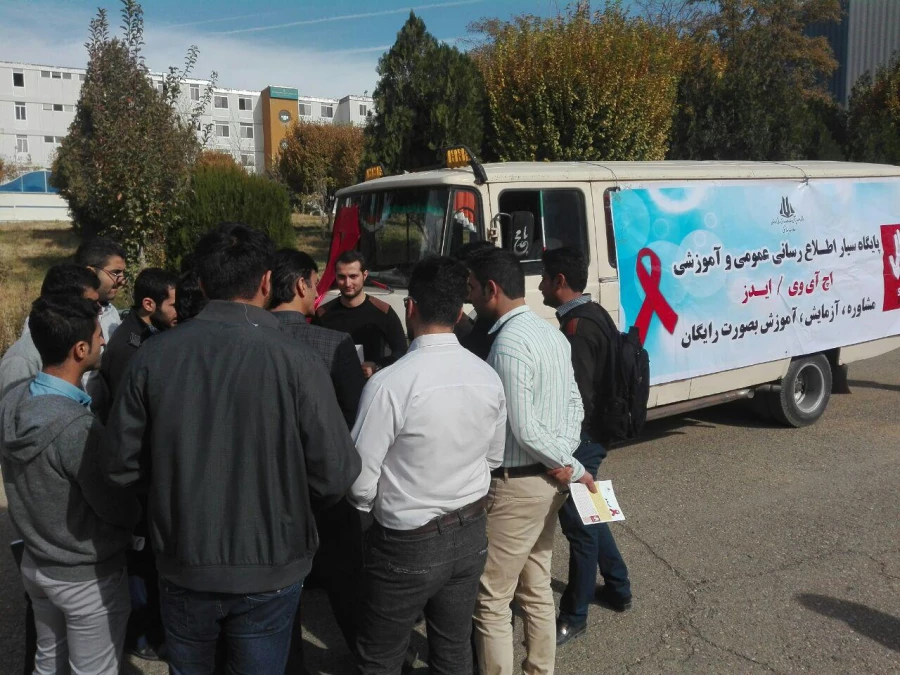 استقرار مینی‎بوس مشاوره ایدز در پردیس شهید مدرس سنندج 5