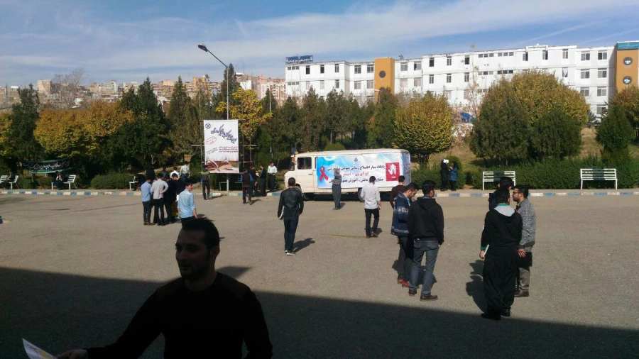 استقرار مینی‎بوس مشاوره ایدز در پردیس شهید مدرس سنندج 6