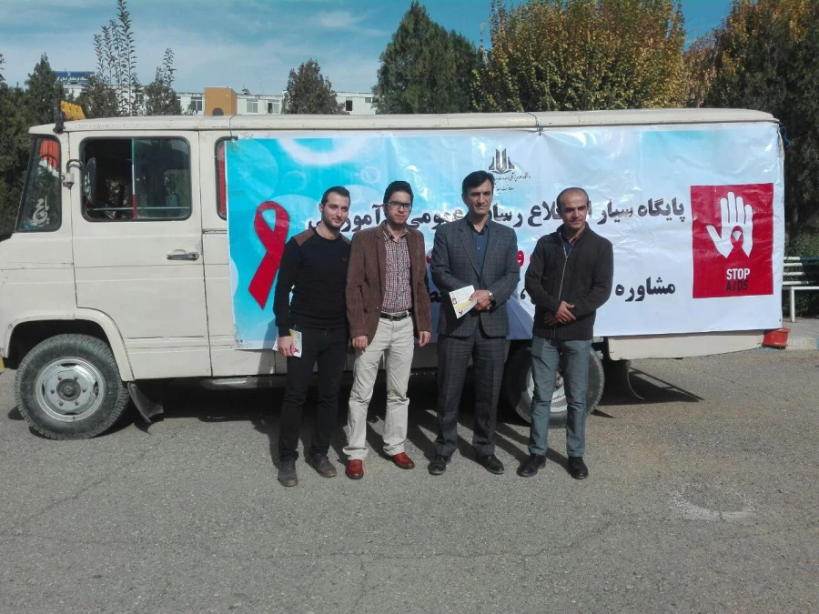 استقرار مینی‎بوس مشاوره ایدز در پردیس شهید مدرس سنندج 11