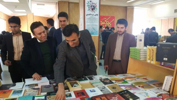 بازدید دکتر الماسی از نمایشگاه کتاب دانشگاه کردستان 3