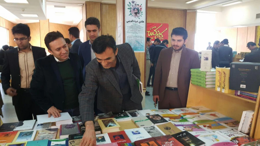 بازدید دکتر الماسی از نمایشگاه کتاب دانشگاه کردستان 3