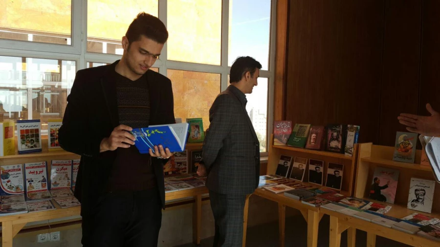 بازدید دکتر الماسی از نمایشگاه کتاب دانشگاه کردستان 5