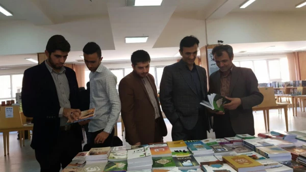 بازدید دکتر الماسی از نمایشگاه کتاب دانشگاه کردستان 8