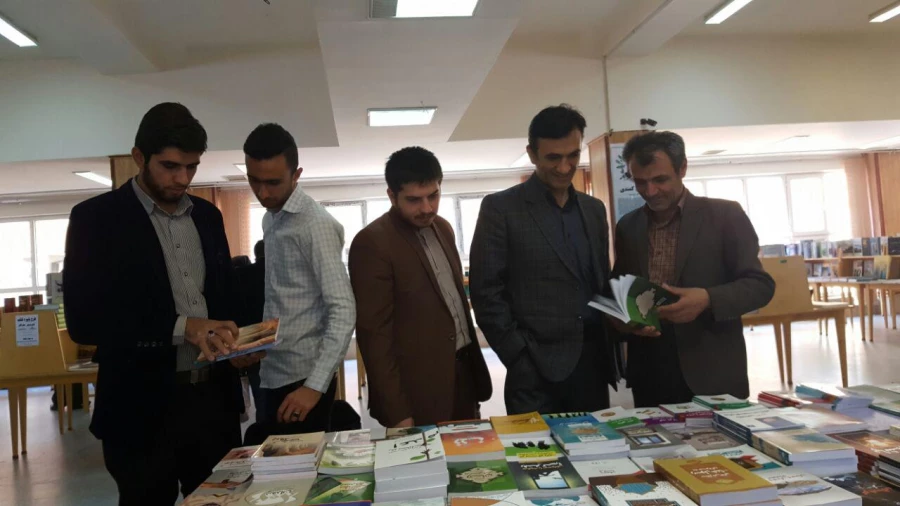 بازدید دکتر الماسی از نمایشگاه کتاب دانشگاه کردستان 8