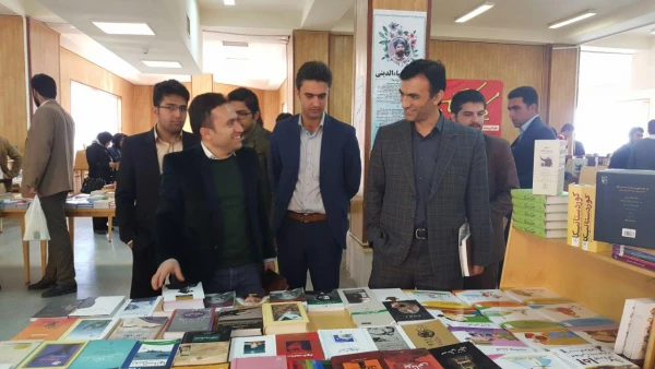 بازدید دکتر الماسی از نمایشگاه کتاب دانشگاه کردستان 10