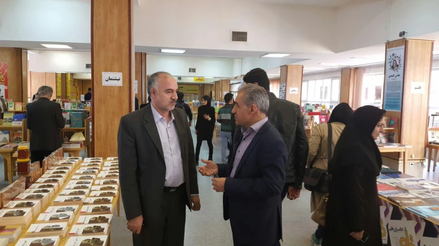 بازدید دکتر الماسی از نمایشگاه کتاب دانشگاه کردستان 11
