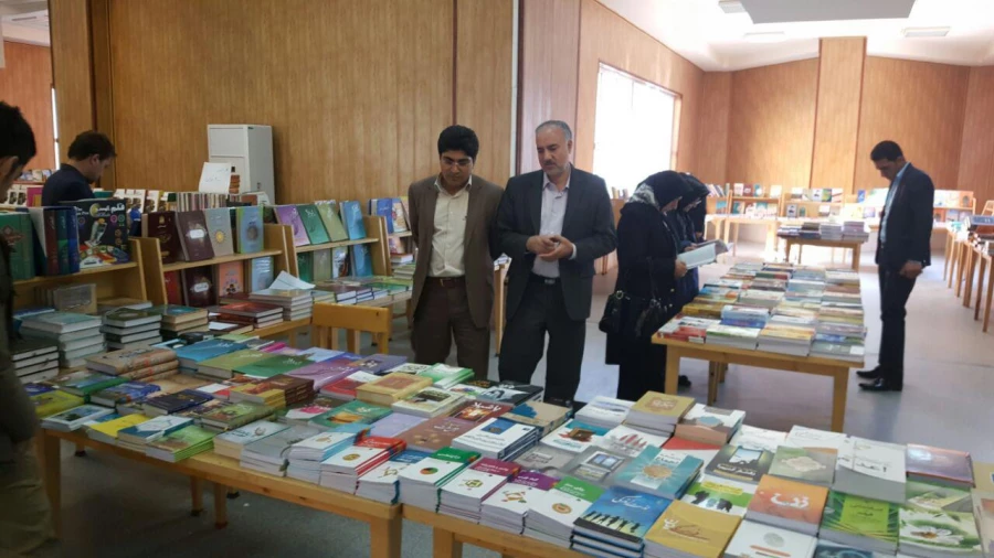 بازدید دکتر الماسی از نمایشگاه کتاب دانشگاه کردستان 12