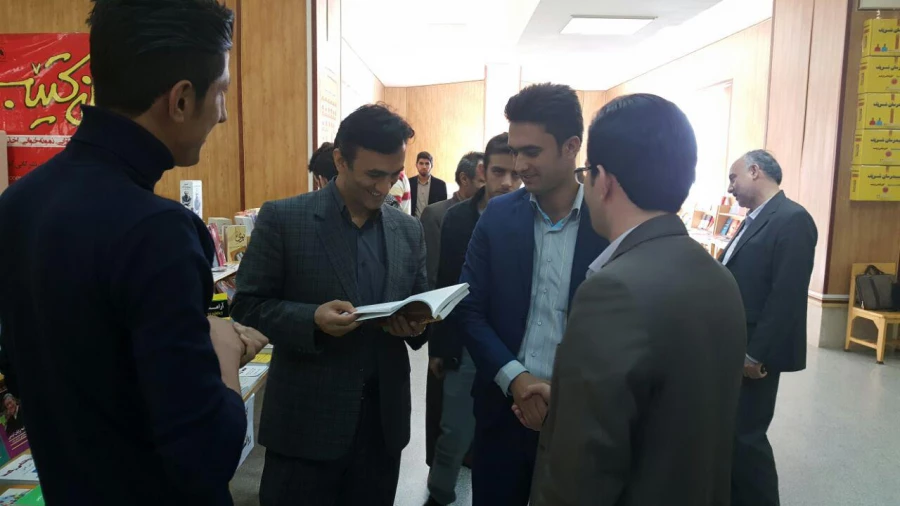 بازدید دکتر الماسی از نمایشگاه کتاب دانشگاه کردستان 16