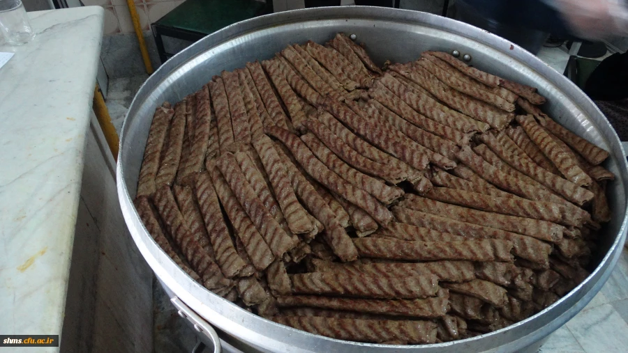 توزیع غذا توسط اعضای کانون سلامت و شورای صنفی پردیس شهید مدرس سنندج