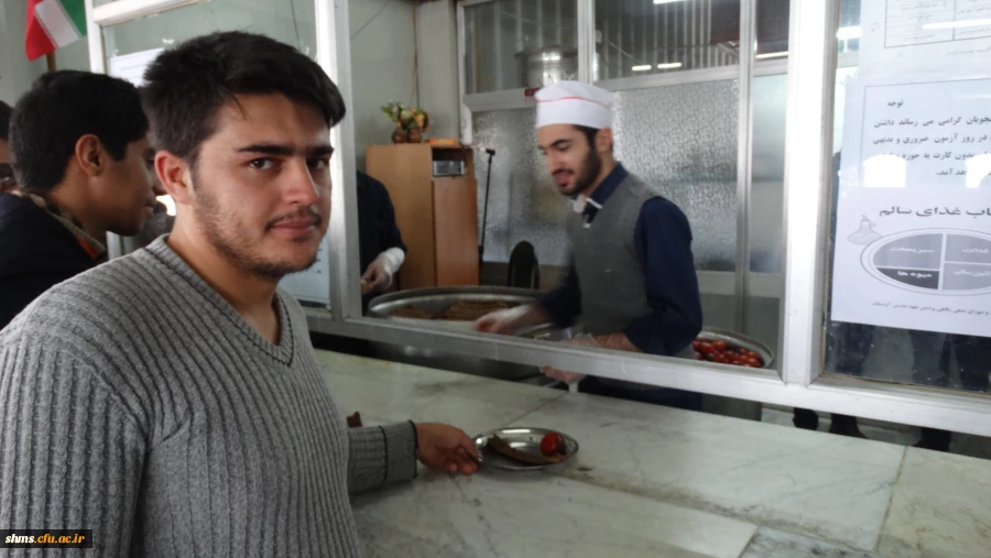 توزیع غذا توسط اعضای کانون سلامت و شورای صنفی پردیس شهید مدرس سنندج