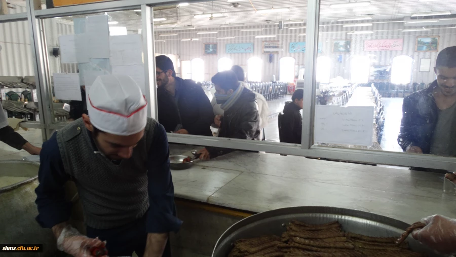 توزیع غذا توسط اعضای کانون سلامت و شورای صنفی پردیس شهید مدرس سنندج