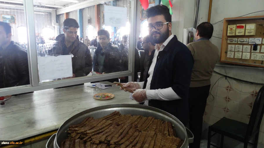 توزیع غذا توسط اعضای کانون سلامت و شورای صنفی پردیس شهید مدرس سنندج