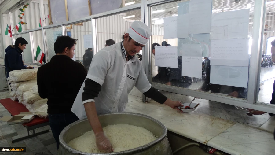 توزیع غذا توسط اعضای کانون سلامت و شورای صنفی پردیس شهید مدرس سنندج