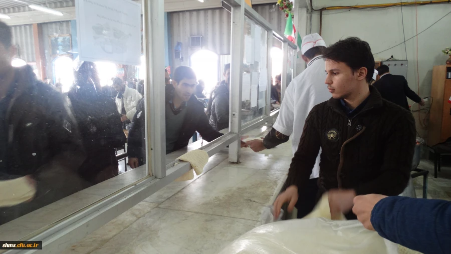 توزیع غذا توسط اعضای کانون سلامت و شورای صنفی پردیس شهید مدرس سنندج