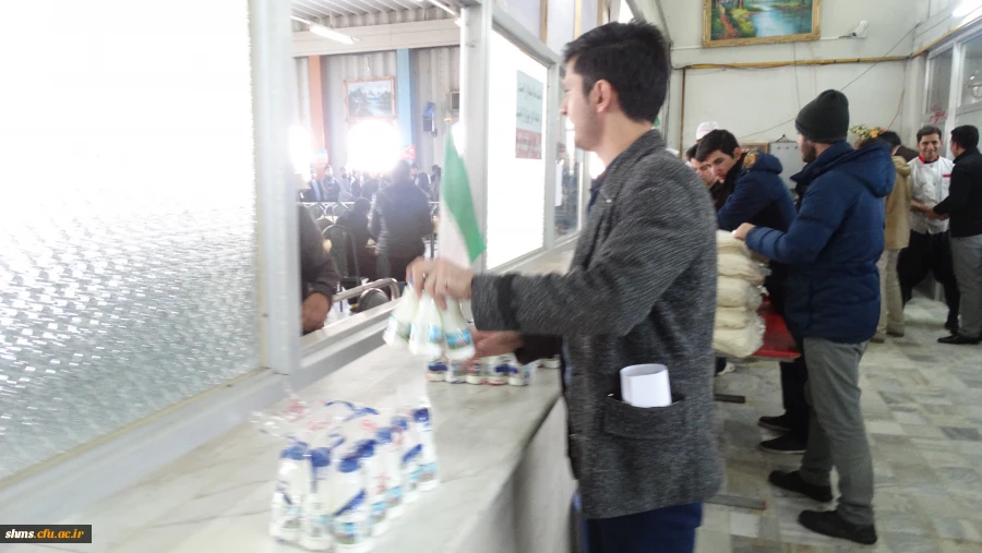 توزیع غذا توسط اعضای کانون سلامت و شورای صنفی پردیس شهید مدرس سنندج