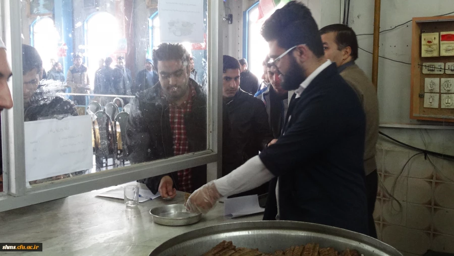 توزیع غذا توسط اعضای کانون سلامت و شورای صنفی پردیس شهید مدرس سنندج