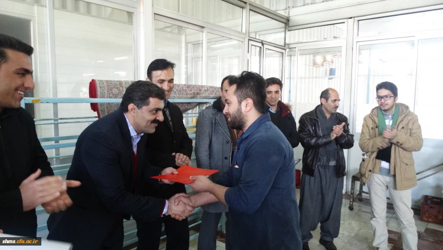 توزیع غذا توسط اعضای کانون سلامت و شورای صنفی پردیس شهید مدرس سنندج 2