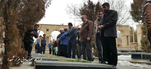 غبارروبی مزار شهدای سنندج توسط کارکنان و  دانشجویان پردیس شهید مدرس سنندج 5